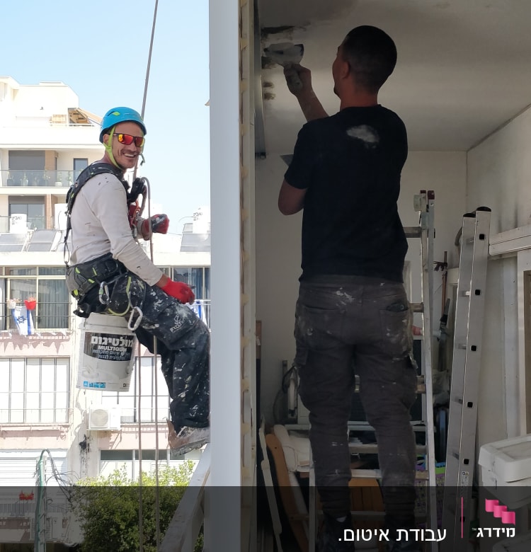 עובד על סולם אוטם תקרה עם שפכטל